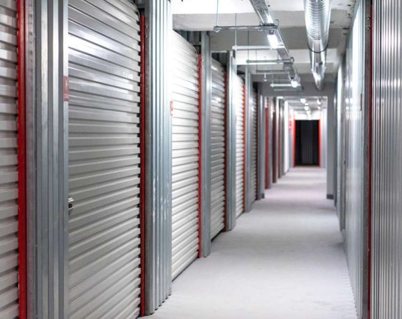 City Storage belvárosi tárolók egymás mellett a folyosón