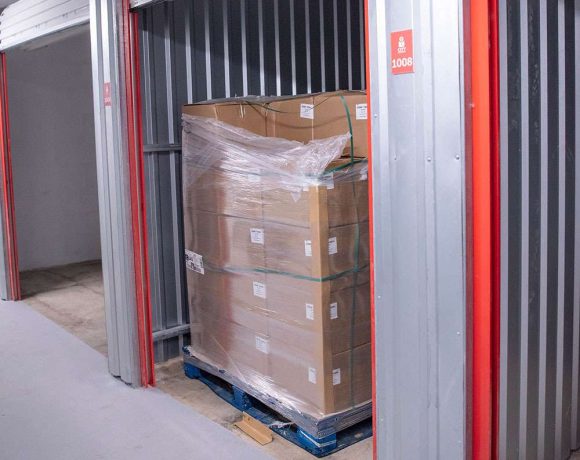 Dobozokkal teli raklap egy City Storage belvárosi tárolóban