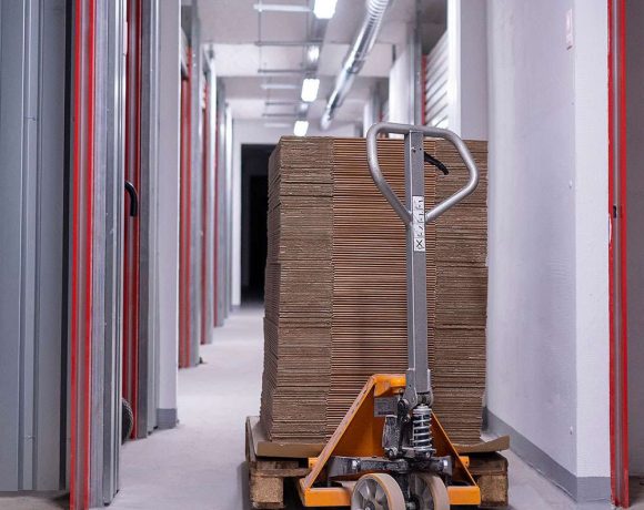 Békaemelőn szállított költözési dobozok a City Storage tároló folyosóján