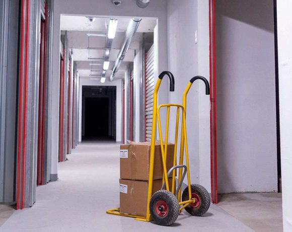 Sárga molnárkocsi dobozokkal a City Storage tároló folyosóján