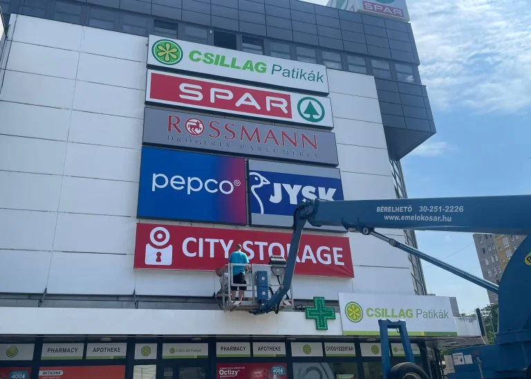 City Storage Budapest tároló bérlés üzlettábla a kispesti skála bevásárlóközpont homlokzatán
