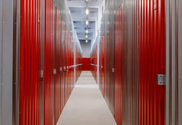 City Storage tárolósor piros ajtókkal – önraktár és tároló bérlés Budapesten