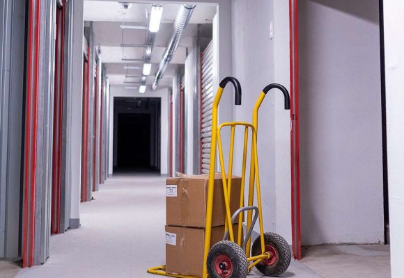 Sárga molnárkocsi dobozokkal a City Storage tároló folyosóján